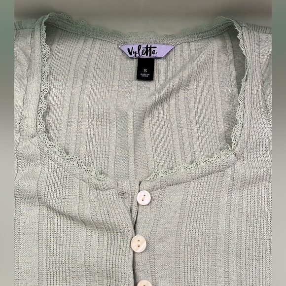 Vylette lightweight button up lettuce edge top. Size S. Color Light Green. - Picture 6 of 7